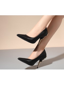 Black high heels pumps with letter V ornament "Prato"