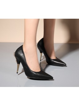 Black high heels pumps with letter V ornament "Prato"