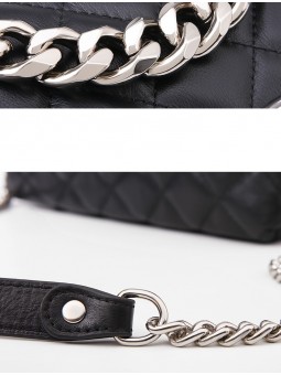 Black quilted leather shoulder bag adorned with a silver gourmet chain. Elegance and modernity in one accessory.