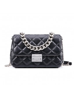 Black quilted leather shoulder bag adorned with a silver gourmet chain. Elegance and modernity in one accessory.