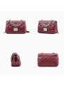 Burgundy quilted leather shoulder bag adorned with a silver gourmet chain. A bold and refined style.