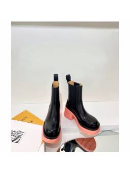 Botas Chelsea negras con tacón y suela rosa de cuero