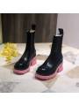 Botas Chelsea negras con tacón y suela rosa de cuero