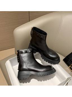 Botines negros de cuero con plataforma gruesa, que combinan estilo y comodidad