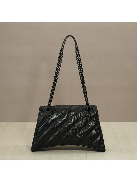 Shoulder black curved bag for women in quilted leather