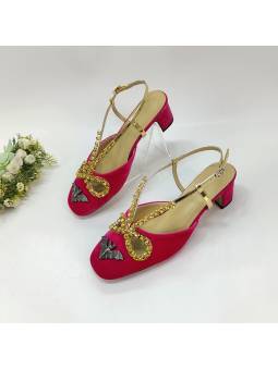 Scarpe con tacco da donna in velluto rosso-rosa con ornamenti in cristallo