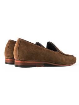 Mocassins en cuir de veau velours marron pour homme, bout arrondi, parfaits pour un look chic et décontracté.