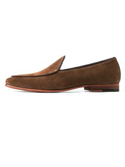 Mocasines de hombre en cuero de becerro afelpado marrón, punta redonda, perfectos para un look elegante y casual.