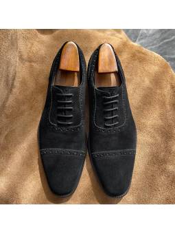 Men's genuine suede Oxford shoes, lace-up, with crafted toe and Brogue finishes in black.