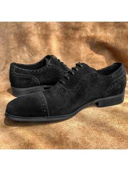 Chaussures Oxford pour homme en daim véritable, à lacets, avec bout travaillé et finitions Brogue en noir.