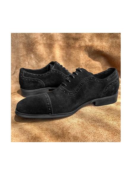 Men's genuine suede Oxford shoes, lace-up, with crafted toe and Brogue finishes in black.