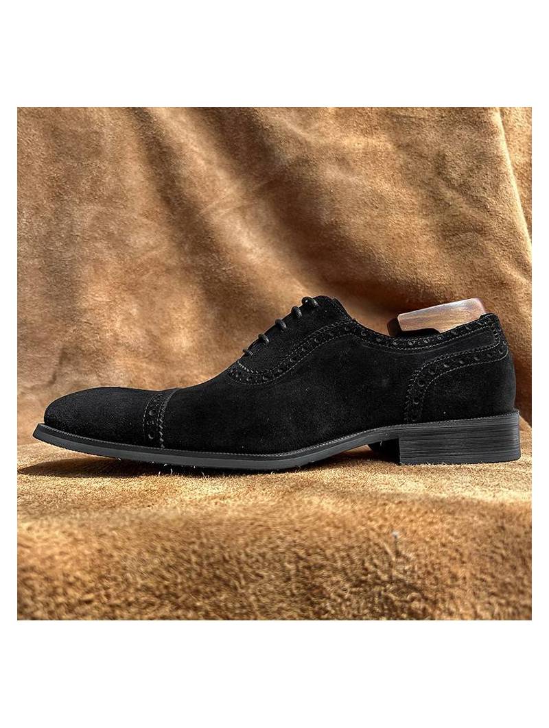 Men's genuine suede Oxford shoes, lace-up, with crafted toe and Brogue finishes in black.