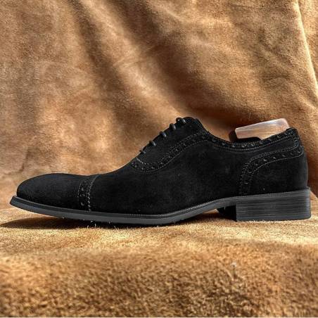 Men's genuine suede Oxford shoes, lace-up, with crafted toe and Brogue finishes in black.