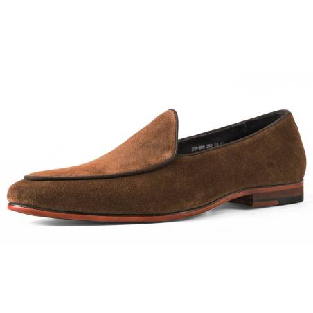 Mocasines de hombre en cuero de becerro afelpado marrón, punta redonda, perfectos para un look elegante y casual.