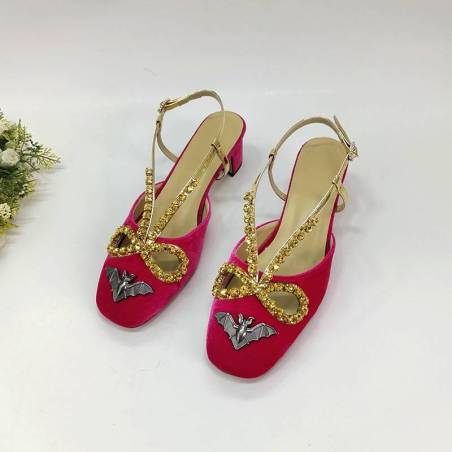 Scarpe con tacco da donna in velluto rosso-rosa con ornamenti in cristallo