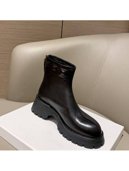 Botines negros de cuero con plataforma gruesa, que combinan estilo y comodidad