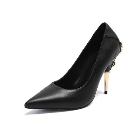 Black high heels pumps with letter V ornament "Prato"